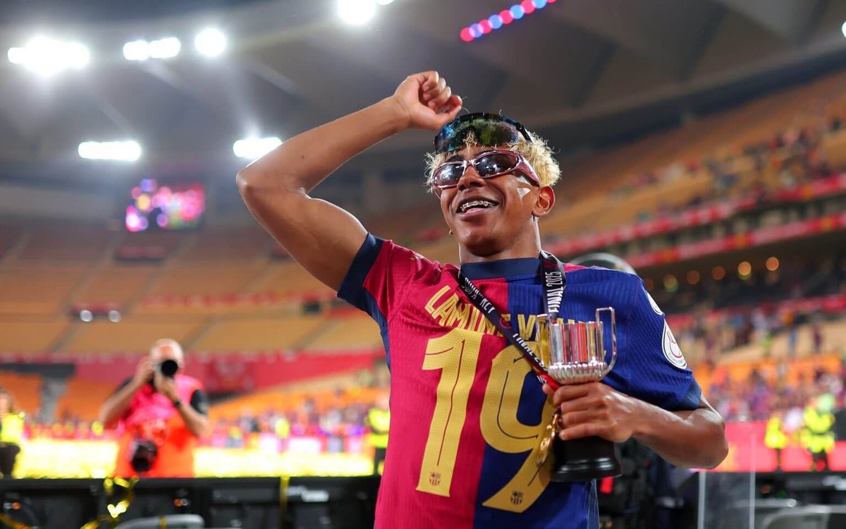 Yamal dính líu với diễn viên phim người lớn