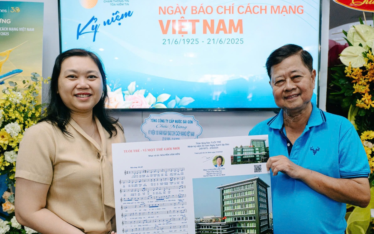 Nhạc sĩ Nguyễn Văn Hiên tặng ca khúc ‘Tuổi Trẻ - Vì một thế giới mới’ cho báo Tuổi Trẻ