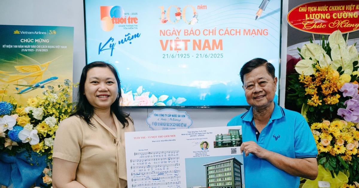 Nhạc sĩ Nguyễn Văn Hiên tặng ca khúc ‘Tuổi Trẻ - Vì một thế giới mới’ cho báo Tuổi Trẻ