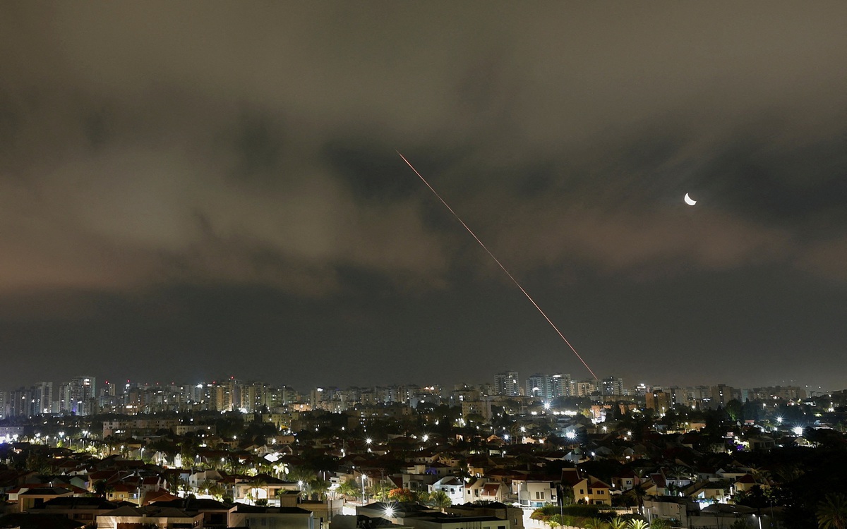 Xung đột Iran - Israel: 2 máy bay ném bom B-2 đang rời Mỹ