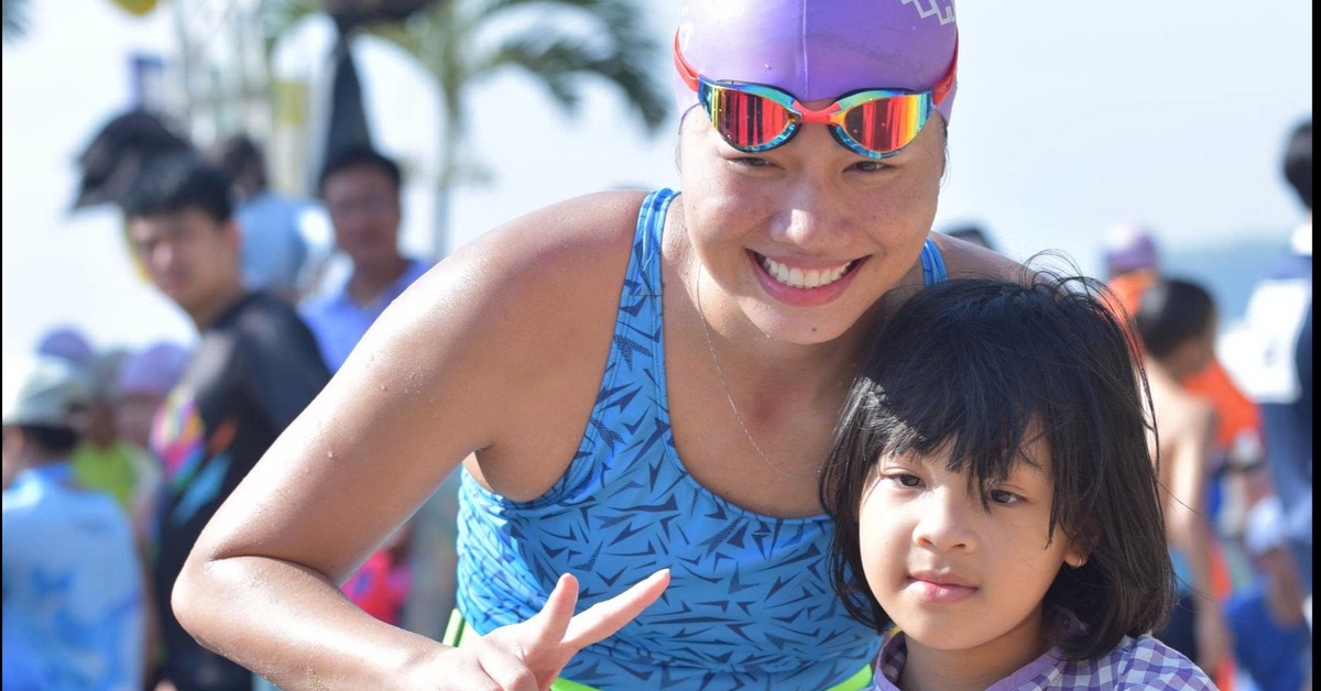 Kình ngư Ánh Viên cùng hơn 800 vận động viên bơi trên vịnh Nha Trang