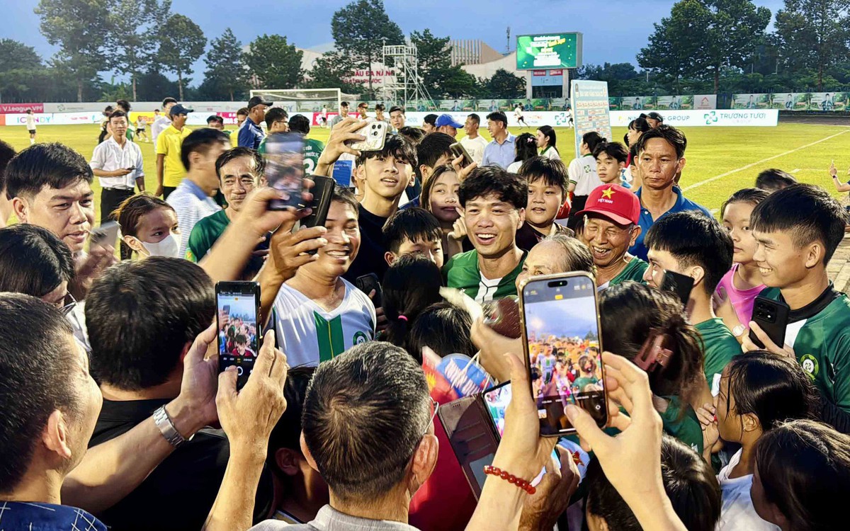 Công Phượng bị vây kín trên sân Bình Phước