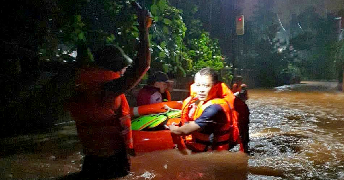 Thái Nguyên ngập sâu vì mưa lớn, dân leo lên mái nhà cầu cứu