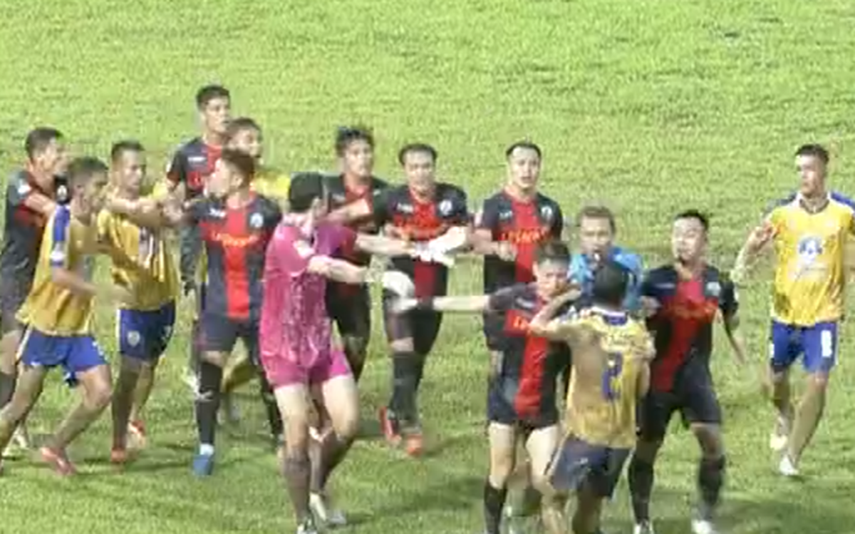 Phù Đổng Ninh Bình lập kỷ lục sau màn xô xát với Đồng Tháp