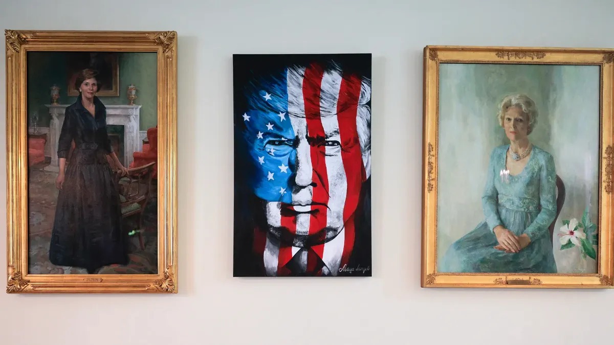 Ông Trump thay chân dung bà Hillary Clinton bằng ảnh của mình ở Nhà Trắng?