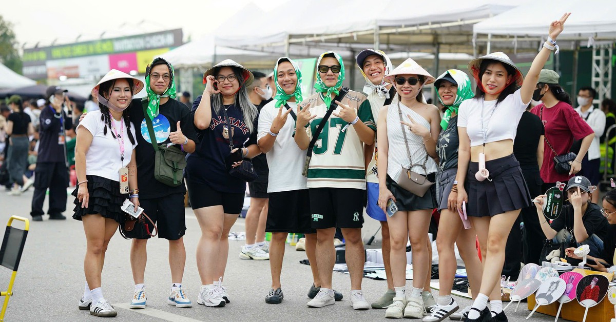 Fan Việt thuê xe sang quảng bá G-Dragon khắp Hà Nội, có người đòi theo về Hàn