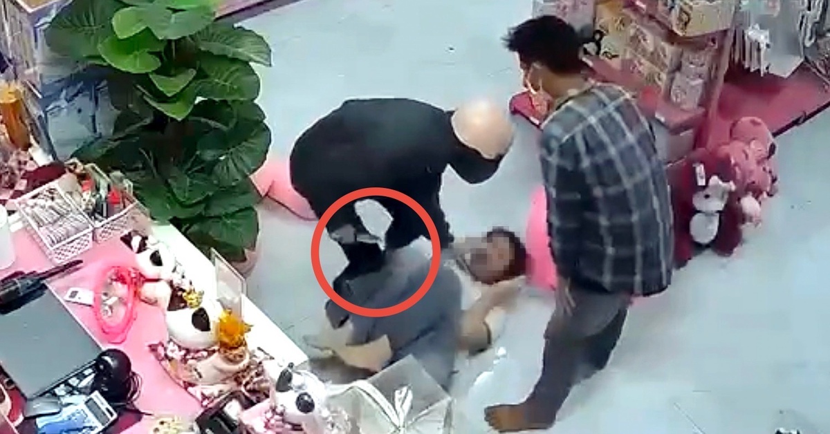 Nữ nhân viên ở Bình Phước la hét khi tên cướp cầm dao khống chế, cướp tiền