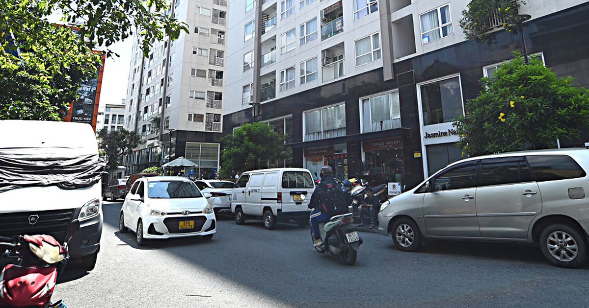Xe đậu tràn lan giữa đường, nhưng thiếu bãi giữ, biết gửi xe ở đâu?