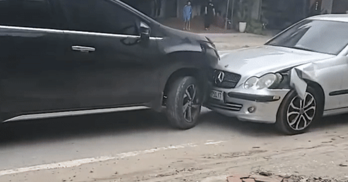 Chở theo con gái, tài xế Mercedes bất ngờ dừng lại chơi ma túy rồi tông vào loạt ô tô