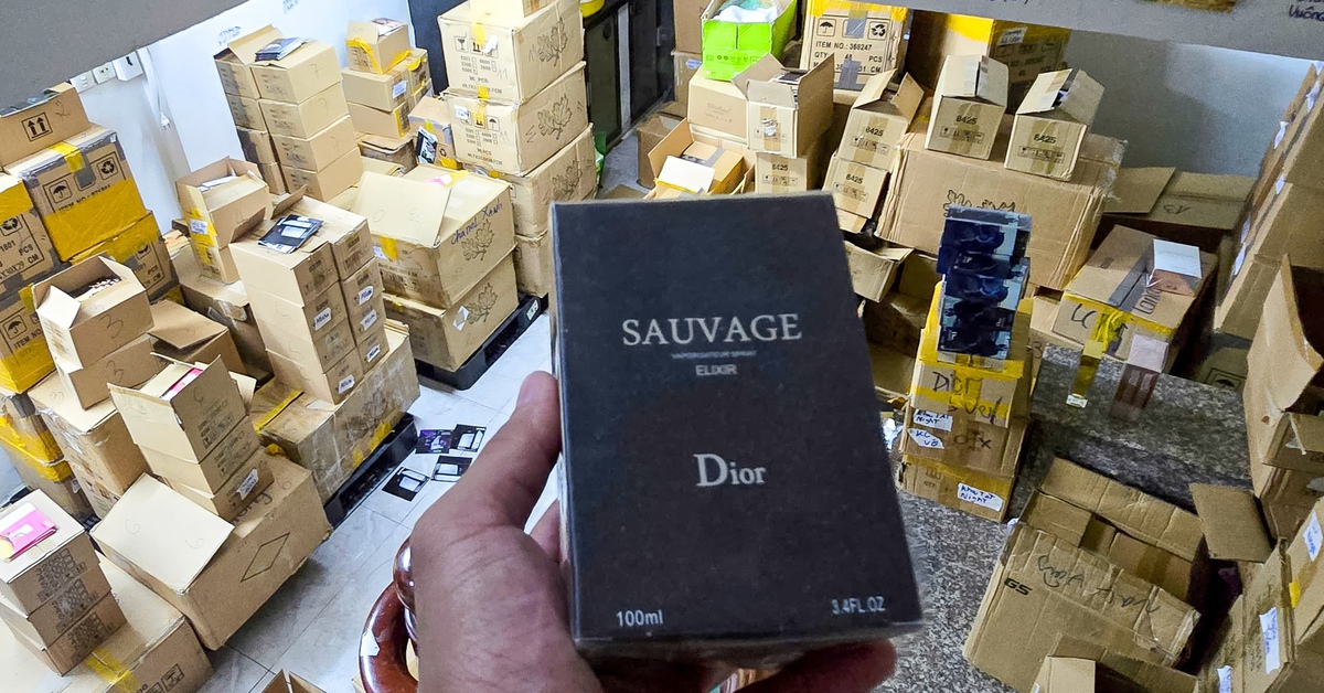 Cận cảnh kho hàng hơn 10.000 chai nước hoa Chanel, Bvlgari, Dior... giả, Công an TP.HCM vừa thu giữ