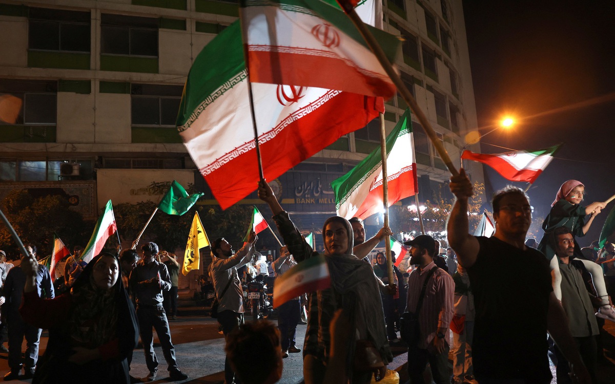 Iran phóng tên lửa căn cứ Mỹ, ông Trump chê Iran yếu ớt, cám ơn 'thông báo sớm'