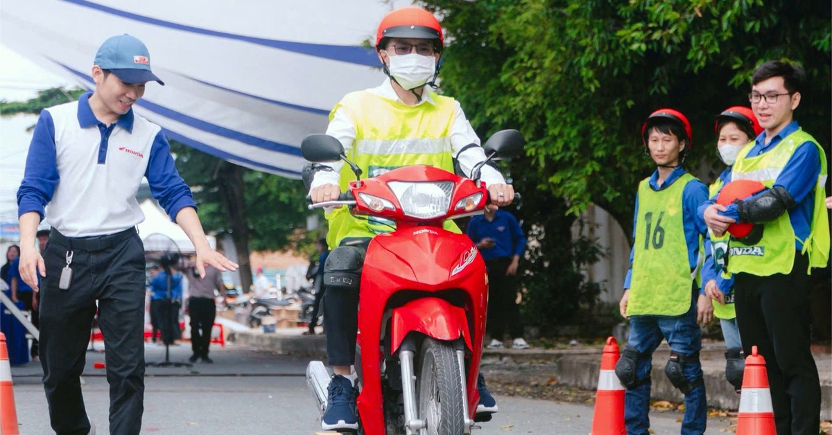 Công nhân ý thức thực hiện văn hóa giao thông