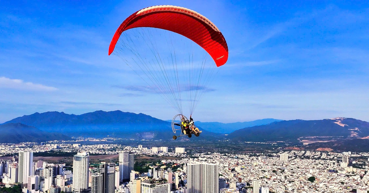 Biểu diễn dù lượn trên bầu trời Nha Trang suốt hè 2025