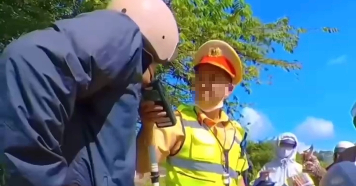 Đề nghị điều chuyển cán bộ cảnh sát giao thông nói dân 'mồm thối'