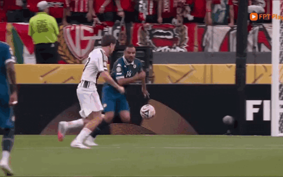 Video: Xem siêu phẩm sút xa sấm sét của sao trẻ Juventus