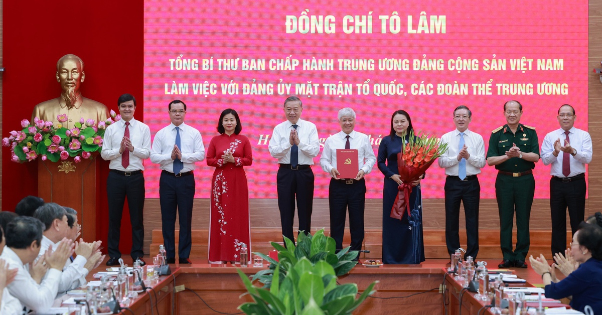 Tổng Bí thư Tô Lâm trao quyết định chức năng, tổ chức bộ máy Cơ quan Ủy ban TƯ MTTQ Việt Nam