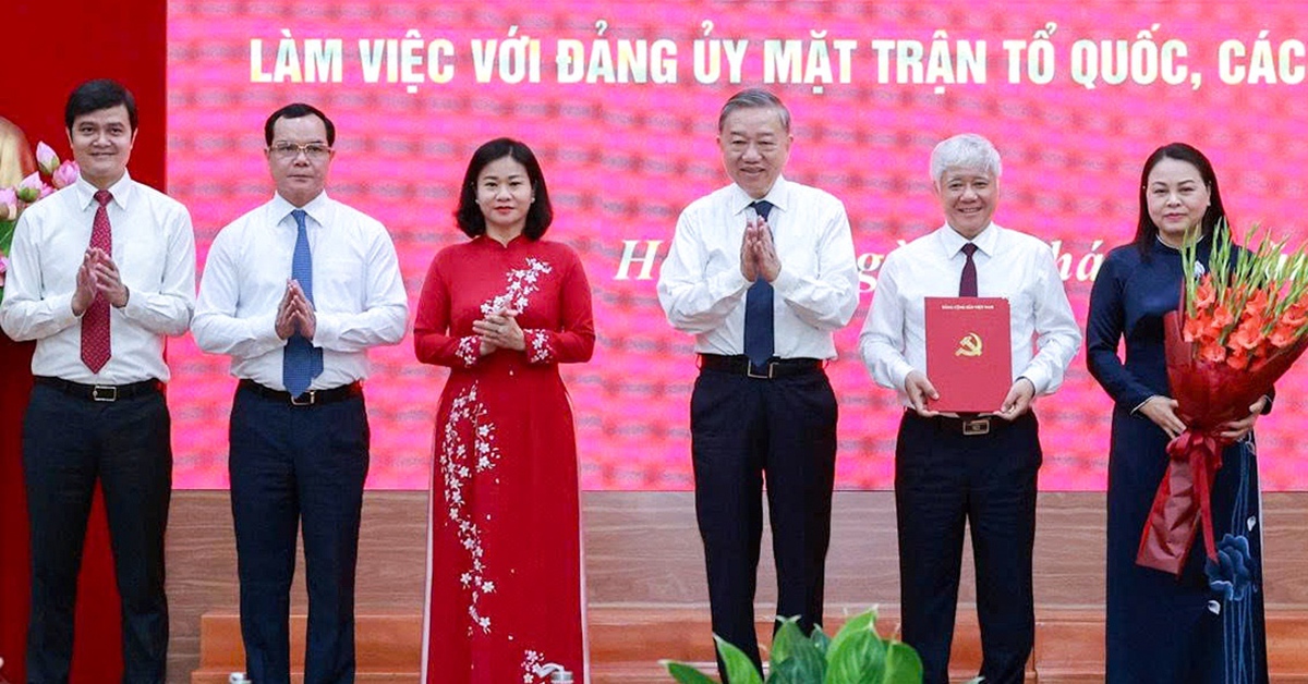 Tổng Bí thư Tô Lâm trao quyết định chức năng, tổ chức bộ máy Cơ quan Ủy ban TƯ MTTQ Việt Nam