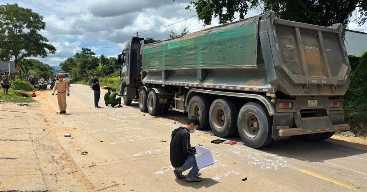 Xe đạp điện chở 5 va chạm xe đầu kéo, 2 em nhỏ tử vong tại chỗ