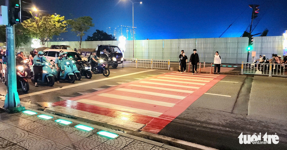 Người dân ủng hộ, TP.HCM tính mở thêm đèn cảnh báo chỉ vạch đi bộ
