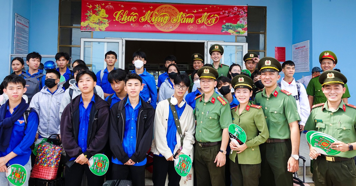 142 thí sinh huyện đảo Kiên Giang vượt biển đi thi tốt nghiệp