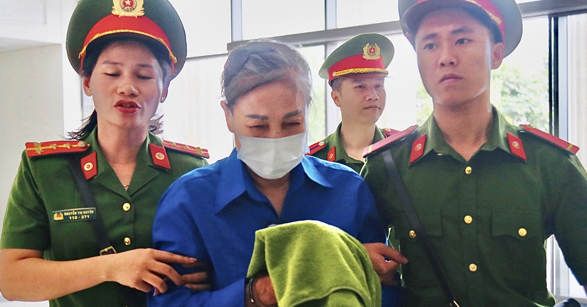 Hình ảnh cựu bí thư Tỉnh ủy Vĩnh Phúc Hoàng Thị Thúy Lan và các bị cáo vụ án Phúc Sơn đến tòa