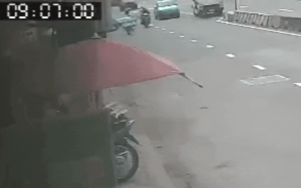 Xe tải bất ngờ lật ngang ở TP.HCM, hai người đi xe máy thoát nạn trong tích tắc