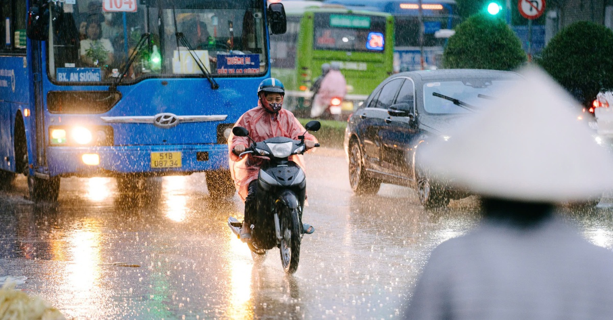 Thời tiết hôm nay 25-6: Áp thấp nhiệt đới ở Biển Đông, Nam Bộ chiều tối mưa to đến rất to