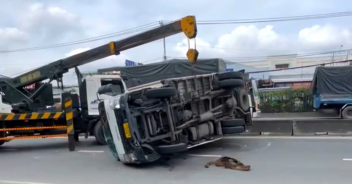 Xe tải bất ngờ lật ngang ở TP.HCM, hai người đi xe máy thoát nạn trong tích tắc