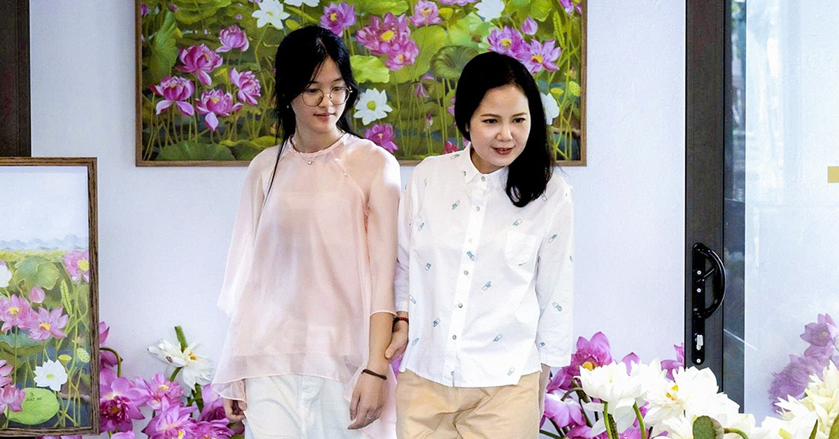 Đến gallery chỉ trưng bày một bức tranh sen