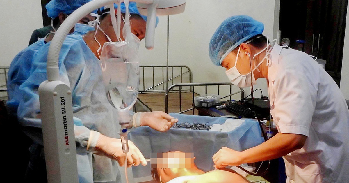 Ngư dân bị cá kìm đâm vào cổ khi đang lặn biển