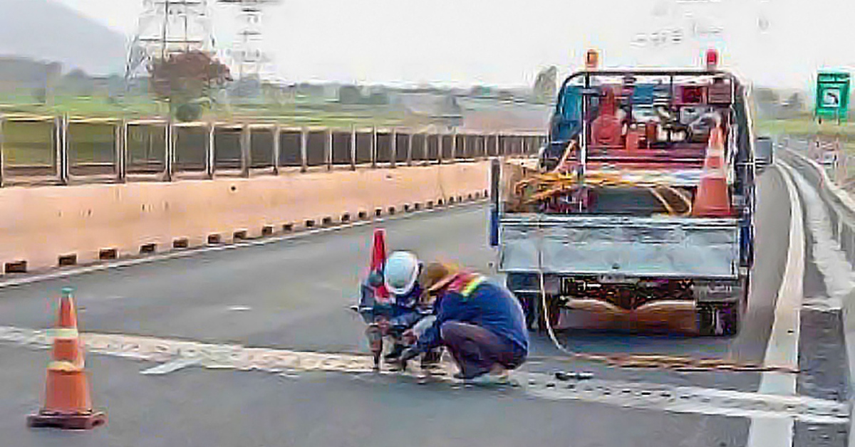 Khắc phục bong tróc mặt đường, hư khe co giãn cao tốc Vĩnh Hảo - Phan Thiết