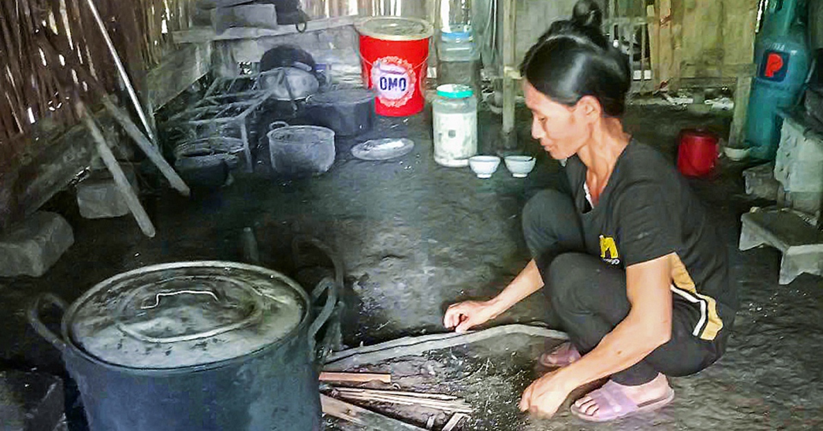 Đang đun nước trong bếp thì bị sét đánh