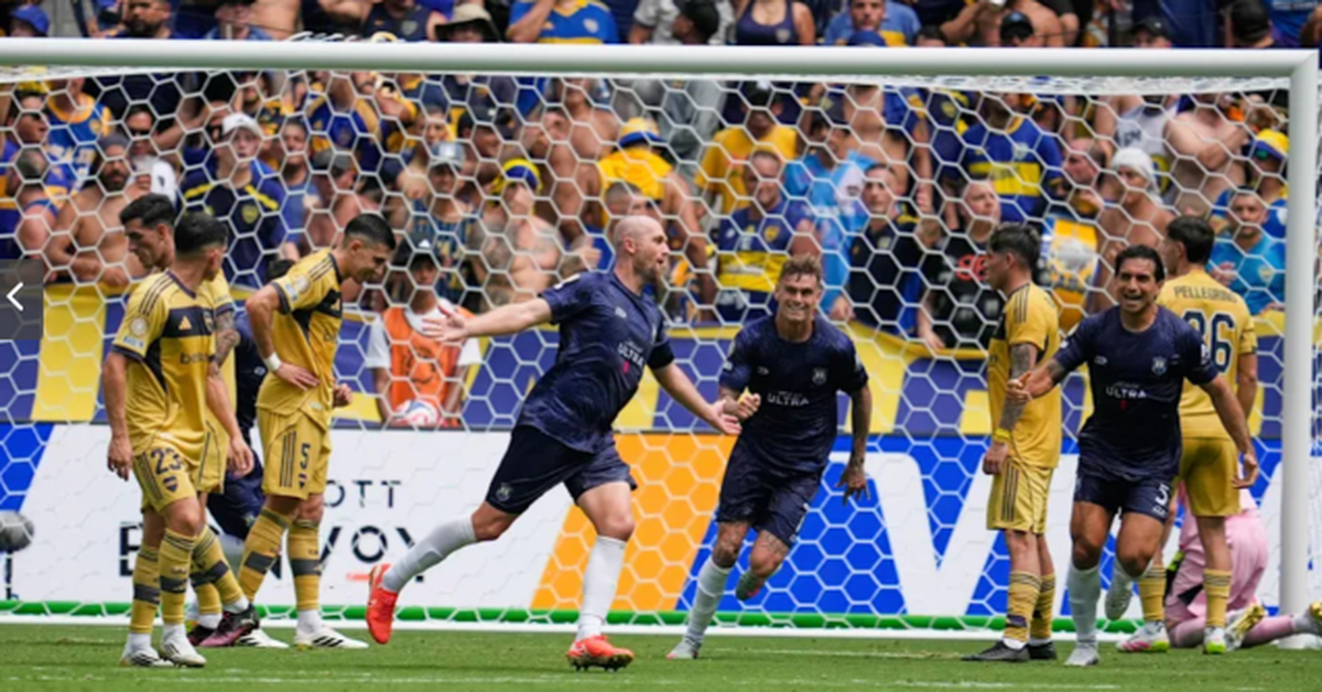 Thợ cắt tóc kiến tạo cho giáo viên thực tập ghi bàn tại FIFA Club World Cup
