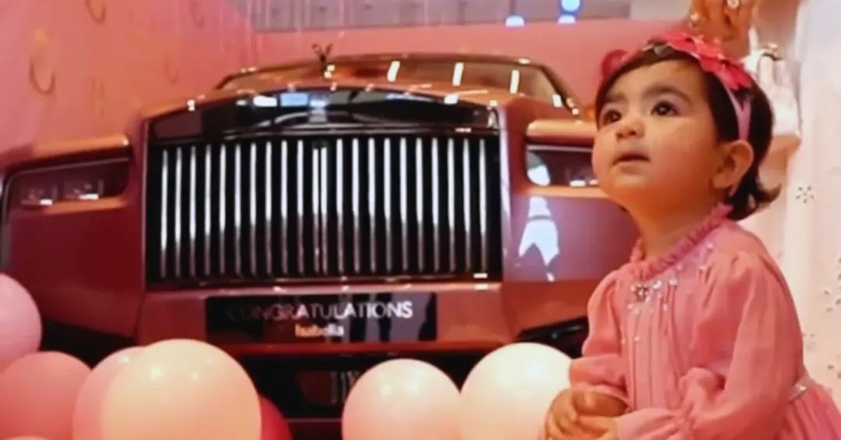 Mới 1 tuổi, bé gái đã sở hữu chiếc Rolls-Royce màu hồng độc nhất vô nhị, giá không dưới 14 tỉ đồng