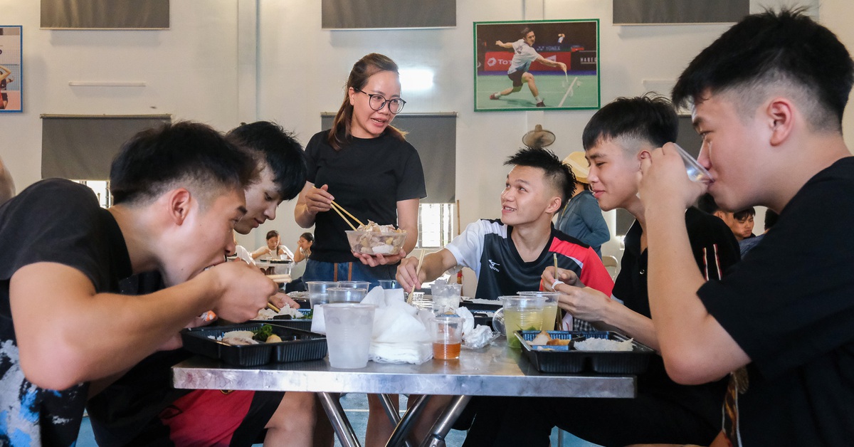 Bữa cơm đong đầy yêu thương của cha mẹ trong 'ký túc xá dã chiến' mùa thi