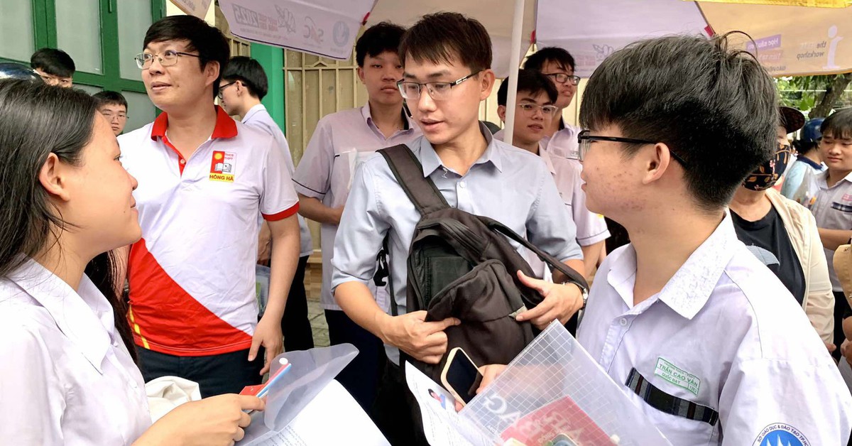 Thầy cô túc trực tại điểm thi tốt nghiệp THPT 'tiếp sức' học trò