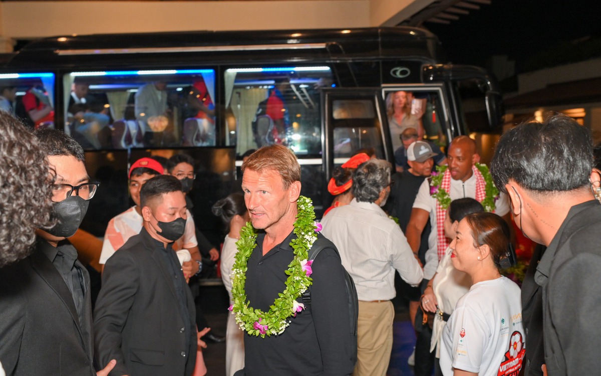 Các thành viên Manchester United đã đáp sân bay Đà Nẵng và về resort 5 sao