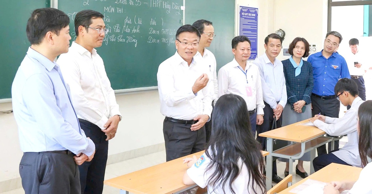 Thi tốt nghiệp THPT 2025: 2 bộ đề thi cho 2 đối tượng
