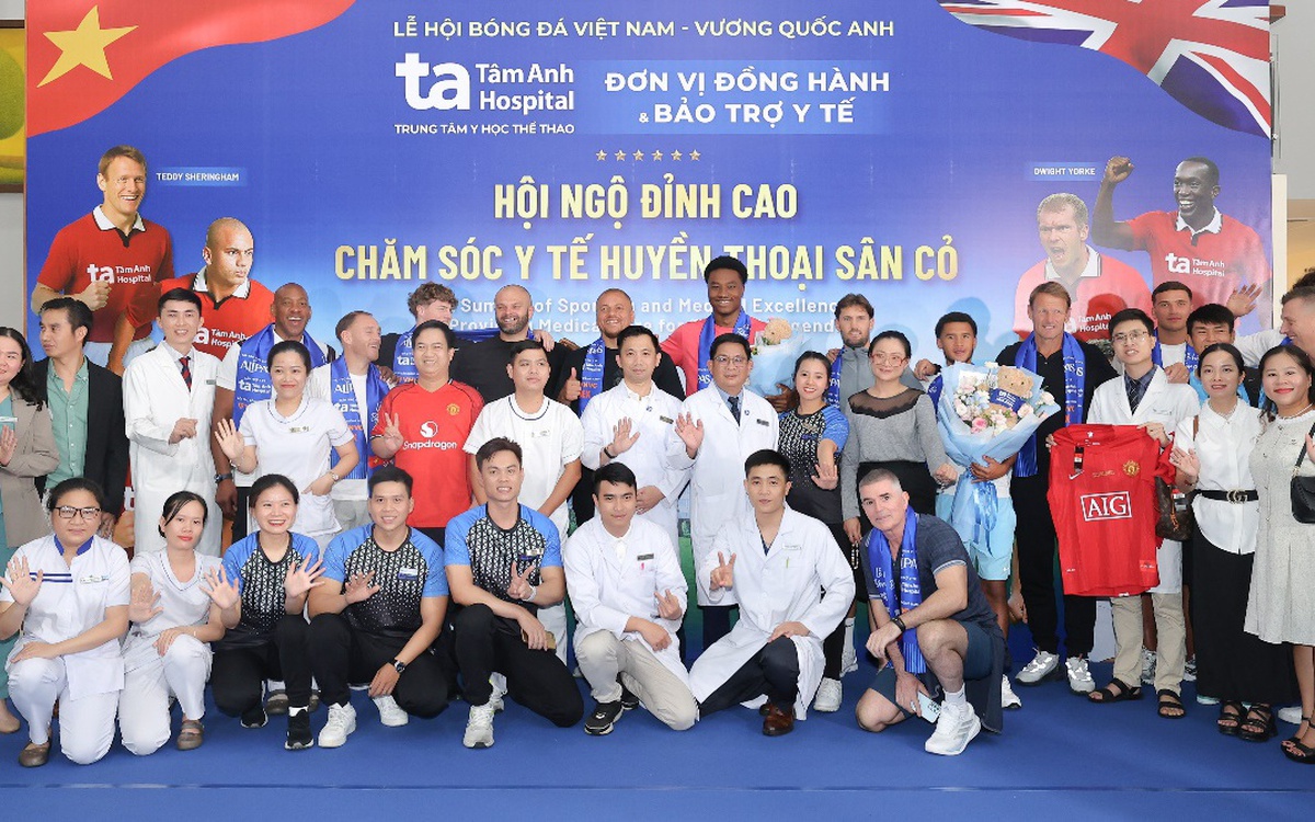 Cựu danh thủ 'Man đỏ' ấn tượng với Bệnh viện Tâm Anh