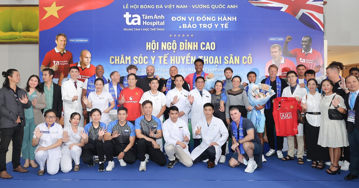 Cựu danh thủ 'Man đỏ' ấn tượng với Bệnh viện Tâm Anh