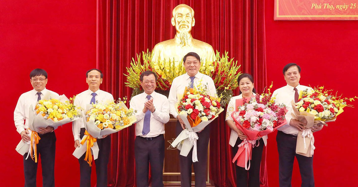Phú Thọ chia tay cán bộ thôi không tham gia Ban Chấp hành Đảng bộ tỉnh
