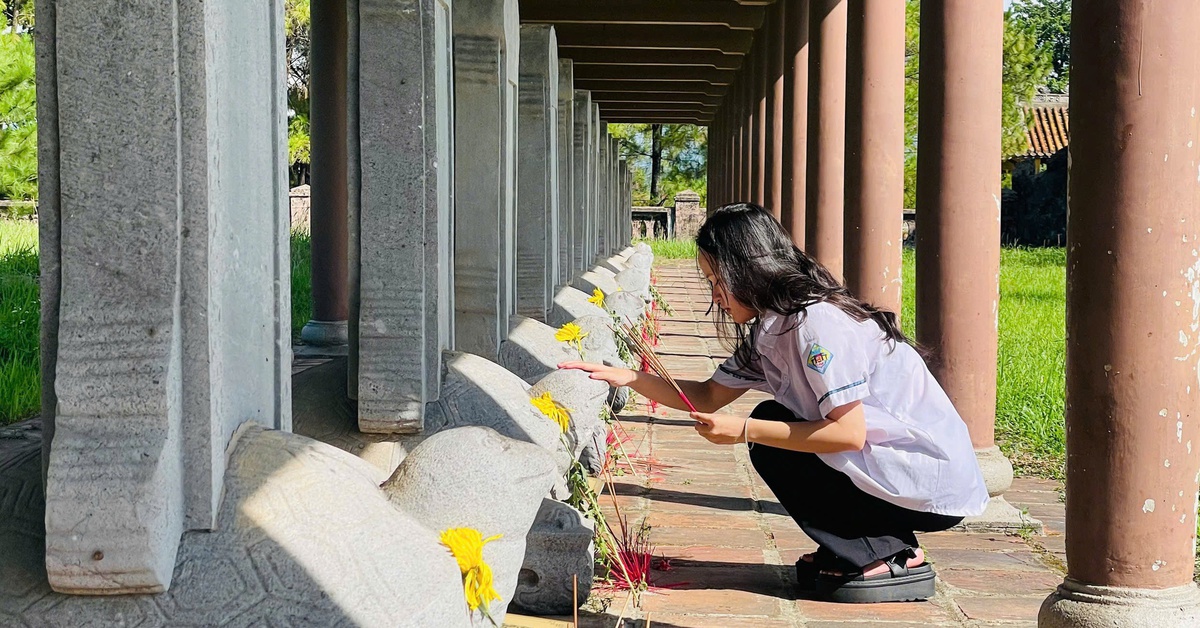 Sĩ tử Huế đến di tích Văn thánh, chùa Huế để cầu may trước ngày thi tốt nghiệp THPT