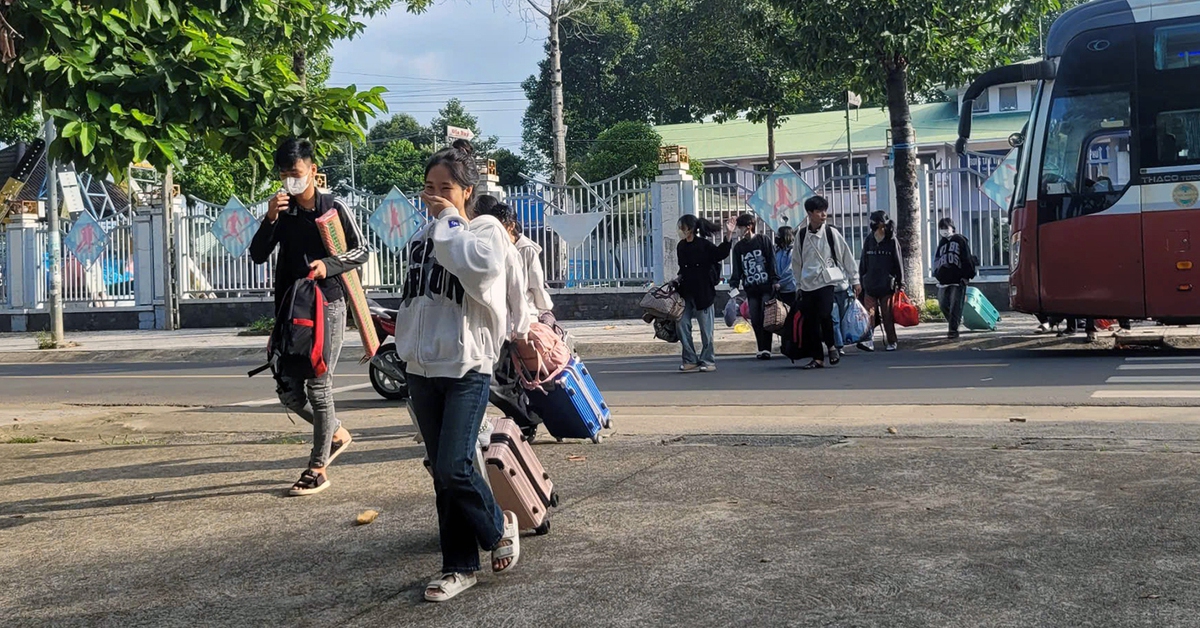 Đồng Nai: Thuê xe đưa 77 thí sinh từ lõi rừng vượt hơn 60km đến điểm thi