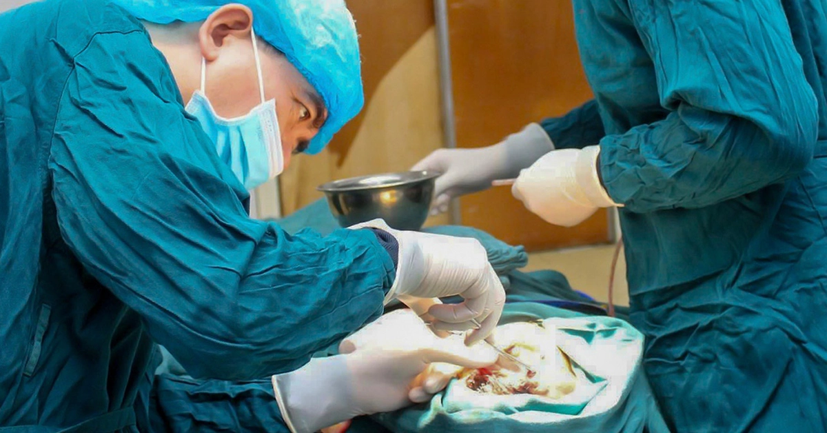 Mặt hoại tử, có giòi vì tự đổ thuốc diệt cỏ ‘khử trùng’ vết thương