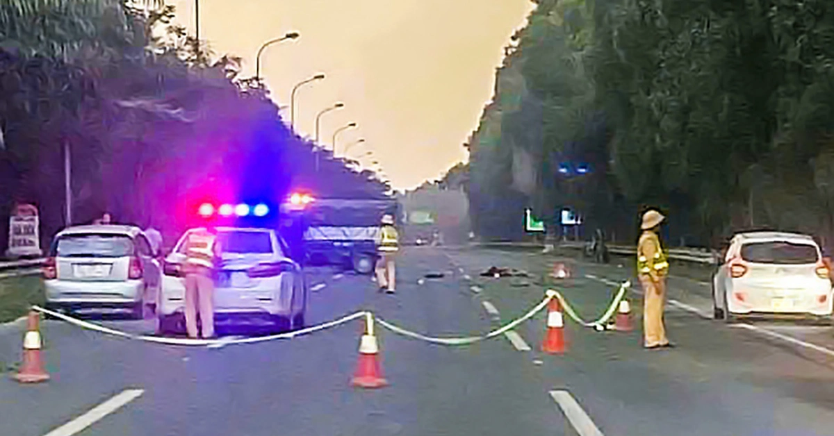Xe máy đi vào làn 100km/h của đường cao tốc, người cầm lái thiệt mạng sau va chạm với xe tải