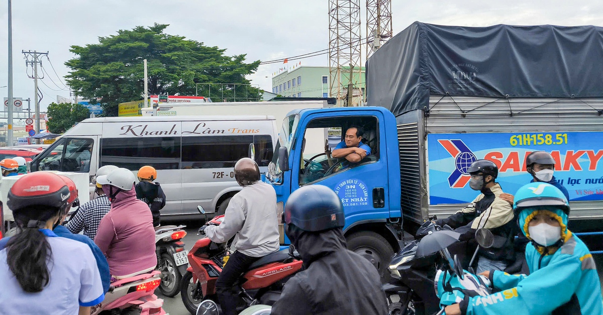 Hơn 10km quốc lộ 1 ùn nghiêm trọng, cửa ngõ TP.HCM nghẽn từ sáng đến chiều