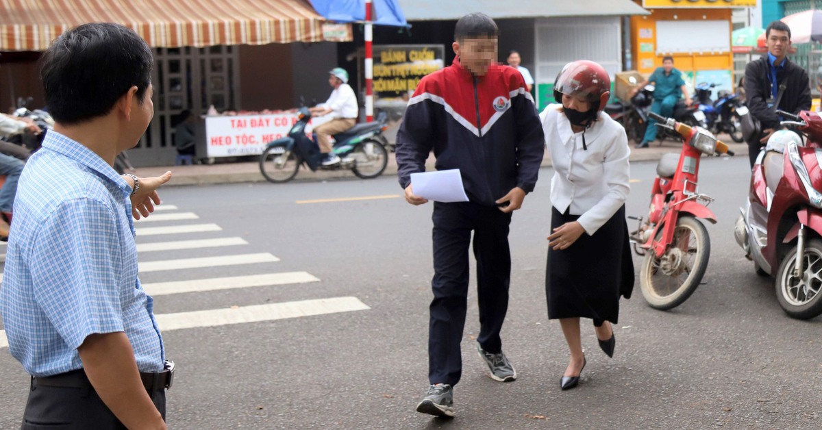 Học trò suýt trễ thi, cô giáo tất tả chạy đi đón, bỏ luôn xe ngoài đường