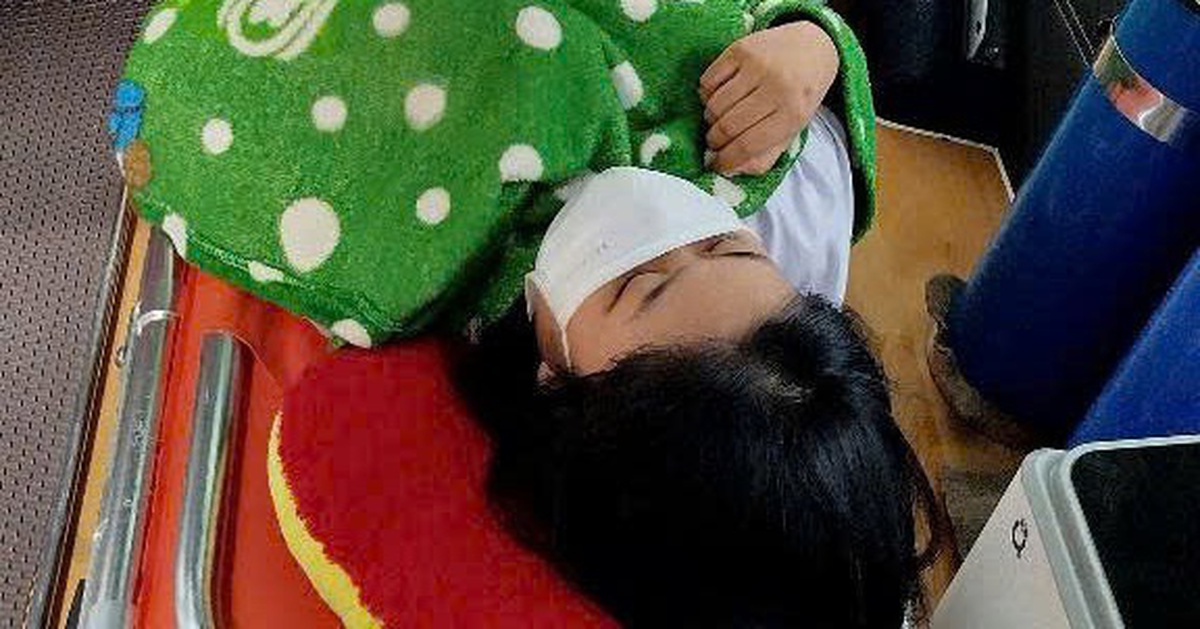 Nữ sinh nằm xe cứu thương đi thi tốt nghiệp