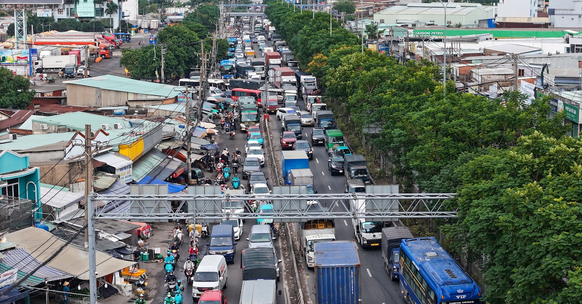 Ùn tắc giao thông ở TP.HCM: Phải dừng từ 30 phút, dài 200m mới tính?