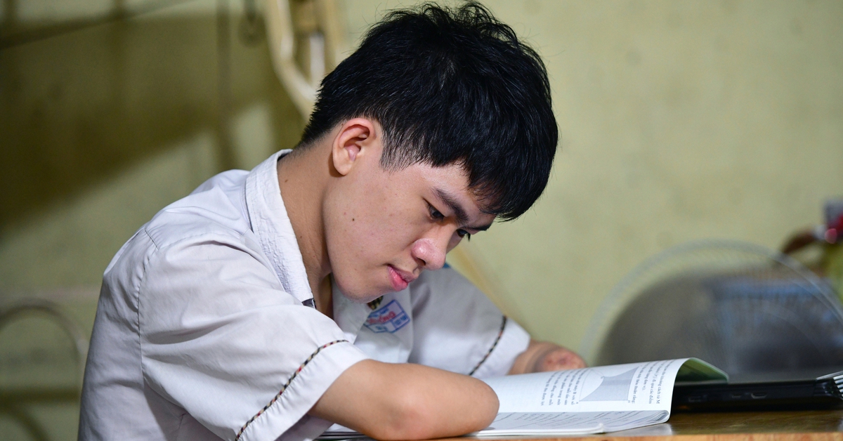 Gia Lâm đi thi tốt nghiệp, không bàn tay nhưng không muốn phiền thầy cô viết bài thay